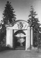 Widok na portal bramy wjazdowej z mostu - zdjcie sprzed 1945 roku